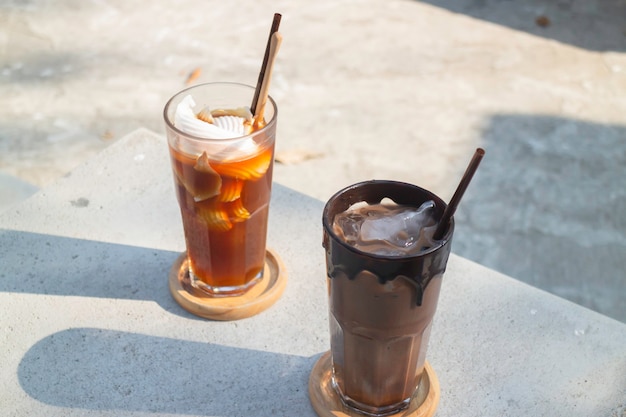 Vasos de cubitos de hielo y café recién hecho