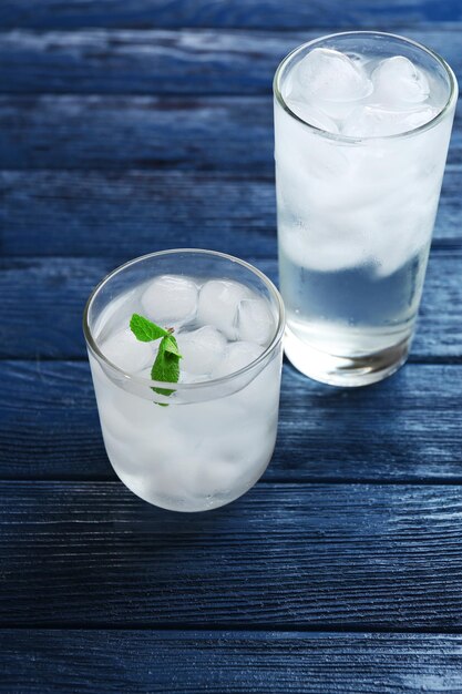 Vasos con cubitos de hielo en la mesa de madera