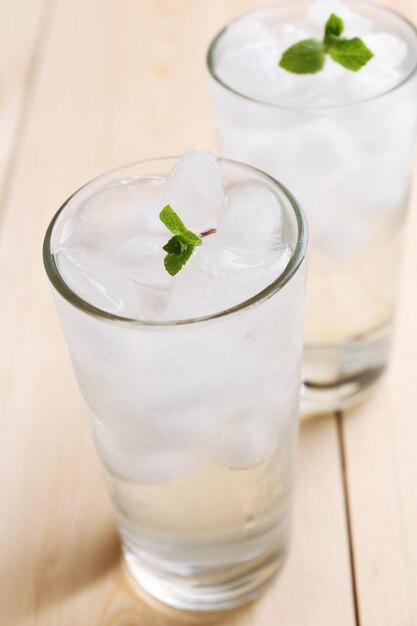 Vasos con cubitos de hielo en la mesa de madera