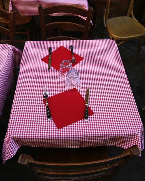 Vasos, cucharas, platos y tenedores en la mesa del restaurante