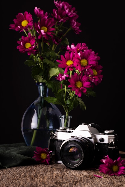 Foto vasos de alto ângulo com flores da primavera