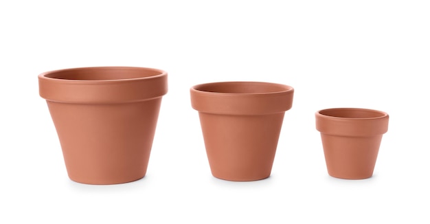 Vasos de flores de terracota elegantes isolados em branco