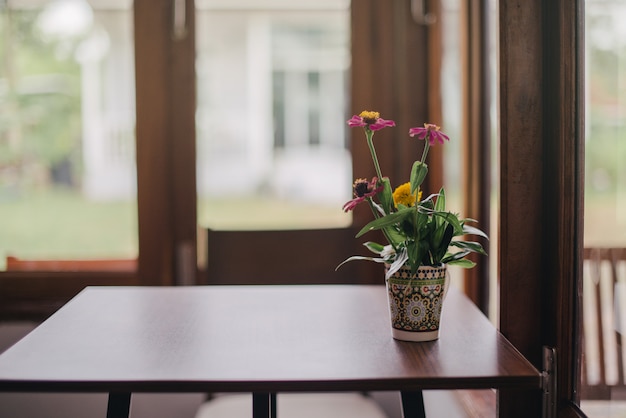 Vasos de flores definidos pela janela em uma cafeteria vintage