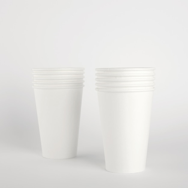 Vasos desechables de papel sobre fondo blanco Espacio libre para su marca