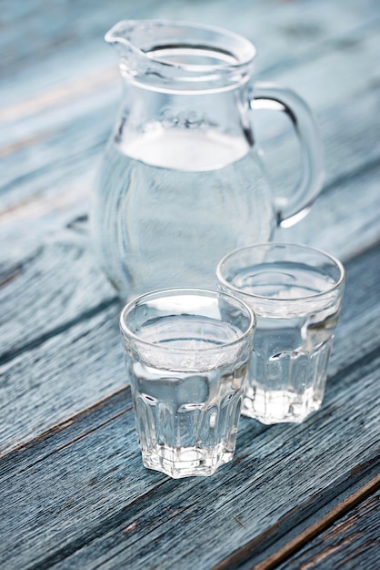 Vasos y jarra de agua fría.