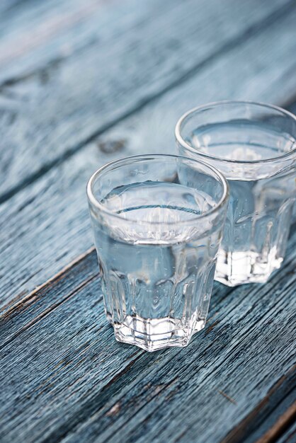 Vasos y jarra de agua fría.