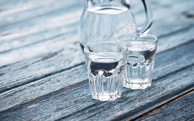 Foto vasos y jarra de agua fría.