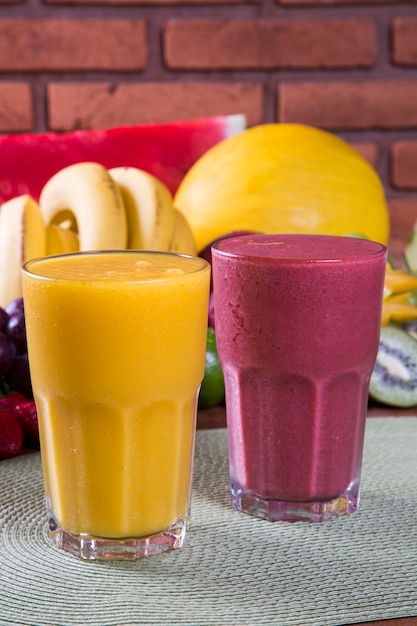 Vasos de jugo con frutas frescas para el verano.