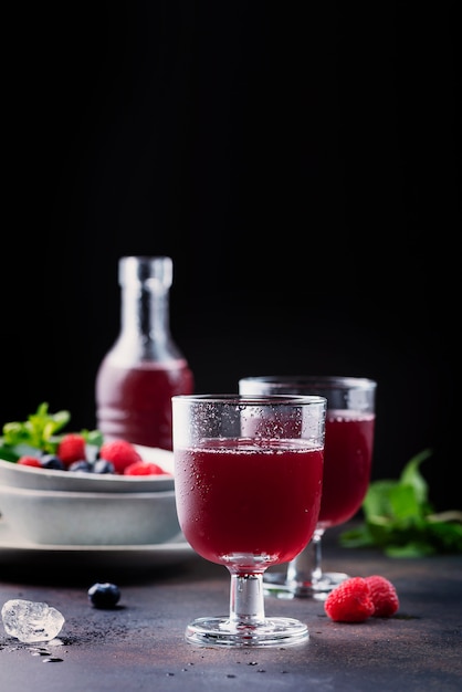 Vasos de jugo de frutos rojos