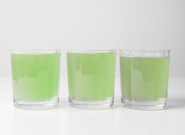 Vasos de jugo de manzana verde en la mesa de desayuno continental