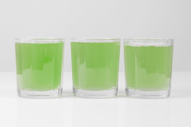 Vasos de jugo de manzana verde en la mesa de desayuno continental