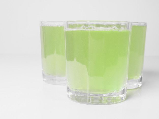 Vasos de jugo de manzana verde en la mesa de desayuno continental