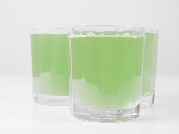 Vasos de jugo de manzana verde en la mesa de desayuno continental