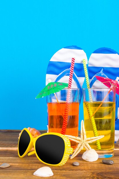 Foto vasos con jugo en una mesa de madera