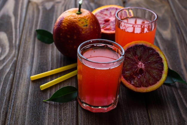 Vasos de jugo de naranja fresco de sangre