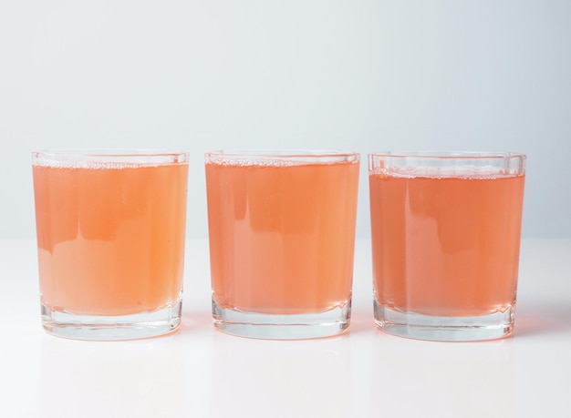 Vasos de jugo de naranja