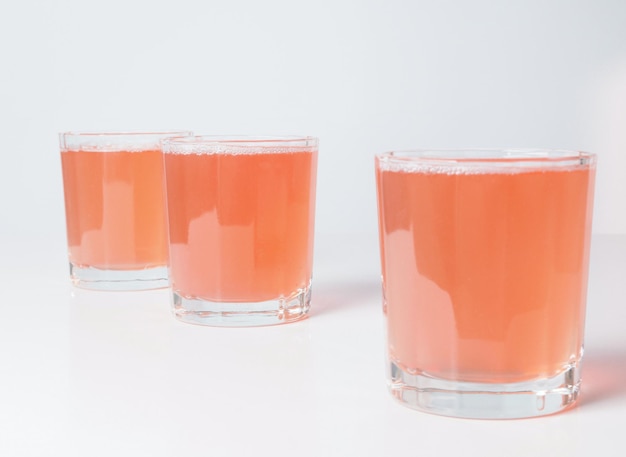 Vasos de jugo de naranja