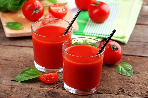 Vasos de jugo de tomate en primer plano de la mesa de madera