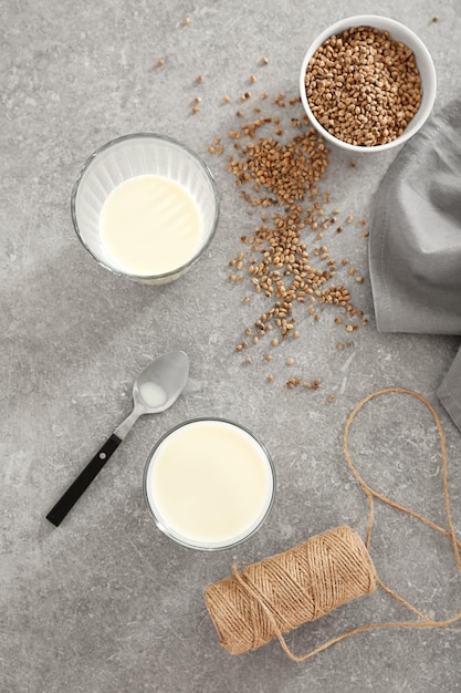 Vasos con leche de cáñamo en la mesa