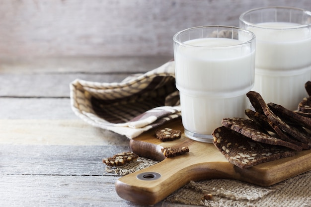 Foto vasos con leche y pan de centeno seco