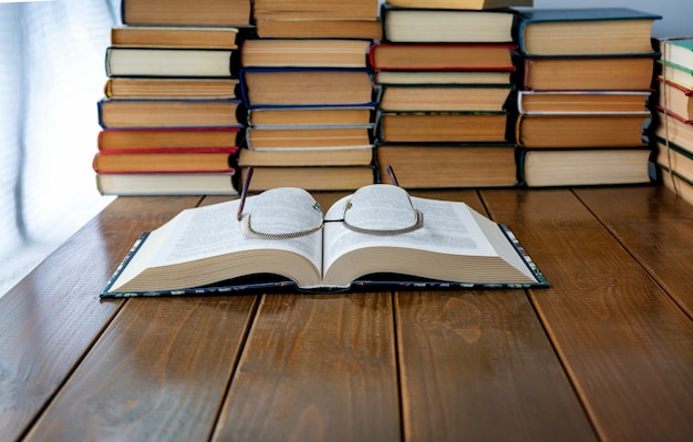 Foto vasos de libro abierto sobre la mesa