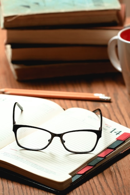 Foto vasos y libros sobre la mesa