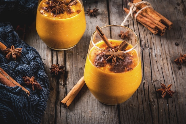 vasos con licuado de calabaza con canela, anís y avena