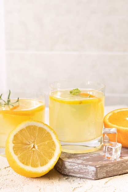 Vasos con limonada cítrica, refresco de verano, vista superior