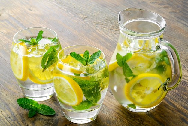 Vasos de limonada fresca con hojas de menta
