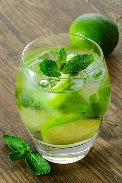 Vasos de limonada fresca con hojas de menta