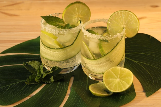 vasos con limonada fría fresca con menta y lima