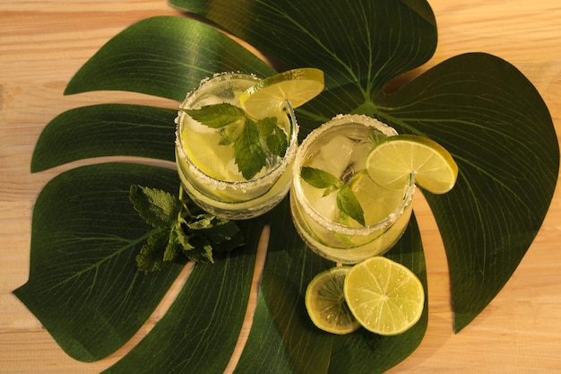 vasos con limonada fría fresca con menta y lima