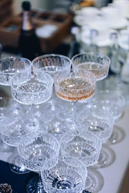 vasos en la mesa buffet