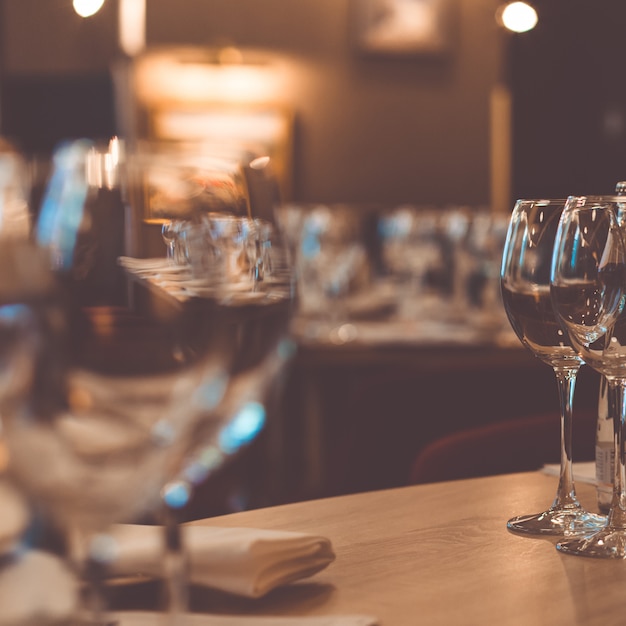 Vasos en la mesa para degustación de vinos.