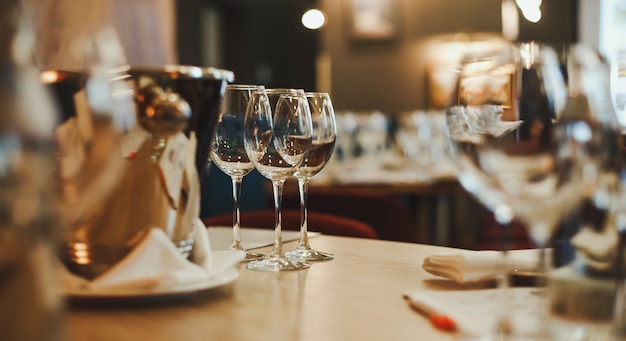 Vasos en la mesa para degustación de vinos.