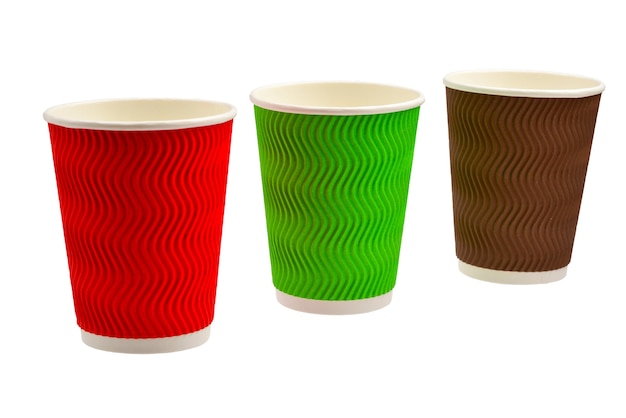 Vasos de papel para bebidas variadas. Rojo, verde, marrón. Vasos de papel vacíos. Aislado en blanco.