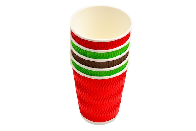 Vasos de papel para bebidas variadas. Rojo, verde, marrón. Vasos de papel vacíos. Aislado en blanco.