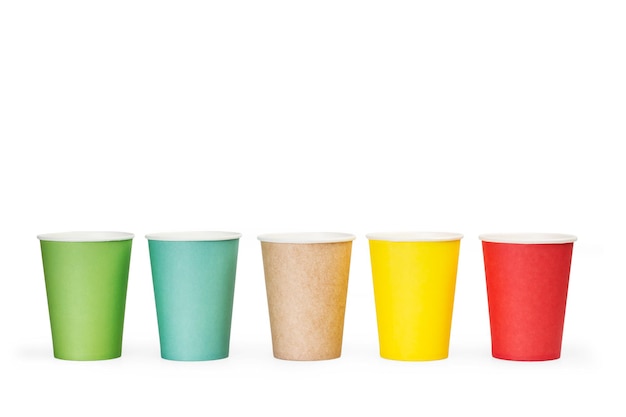 Foto vasos de papel de colores sobre un fondo blanco con espacio de copia