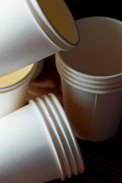 Vasos de papel desechables blancos para café y téMucho