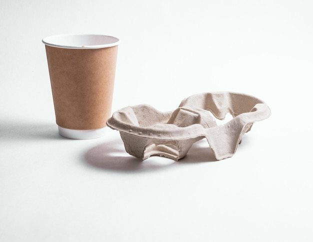 Vasos de papel desechables vacíos aislado sobre un fondo blanco.