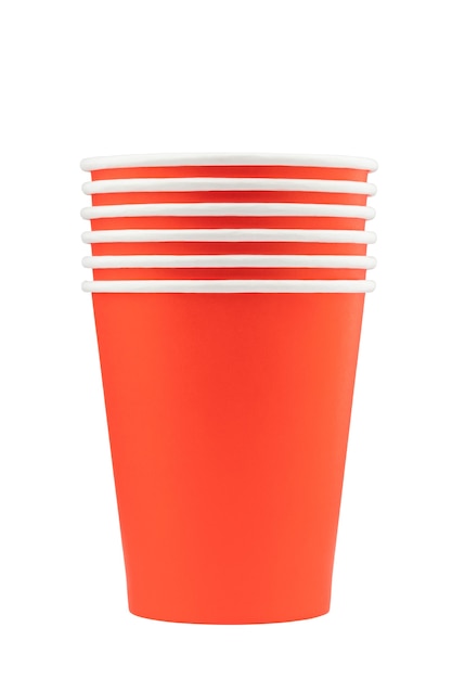 Vasos de papel rojo y naranja para bebidas aislar sobre un fondo blanco.