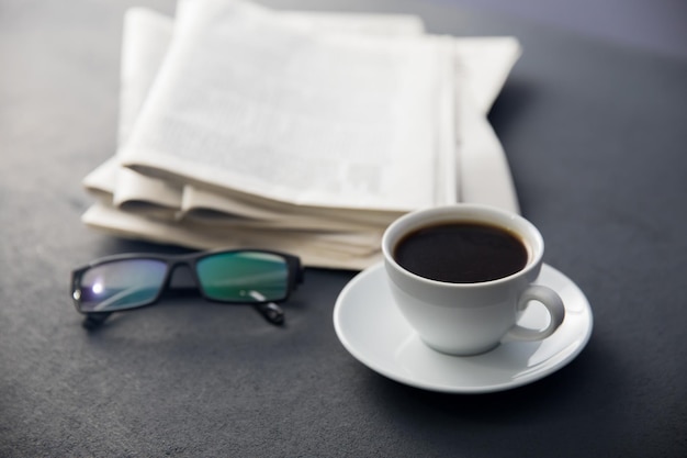 Vasos en periódicos con café.