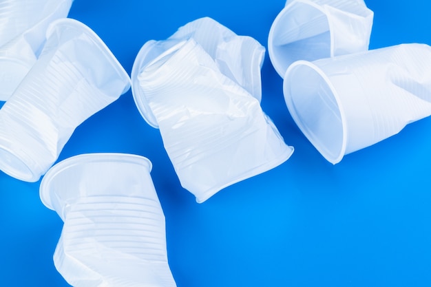 vasos de plástico de basura