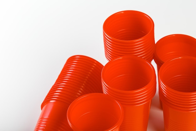Vasos de plástico desechables rojos