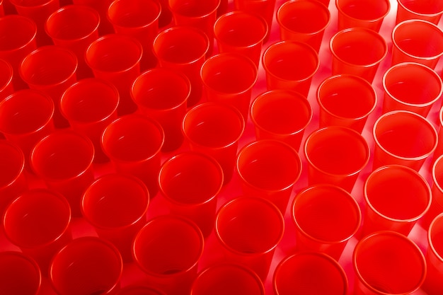 Vasos de plástico desechables rojos