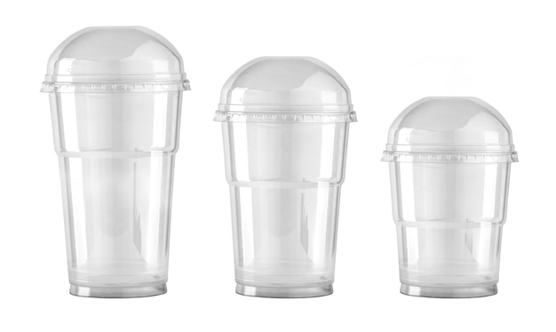 Vasos de plástico transparente con tapa de domo aislado en blanco