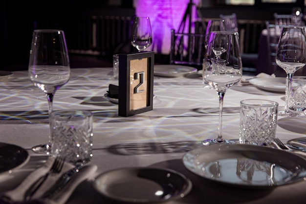 Vasos y platos vacíos con estilo en la mesa elegante para la recepción de la boda