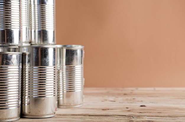 Vasos reciclados para ferramentas de jardinagem na mesa de trabalho