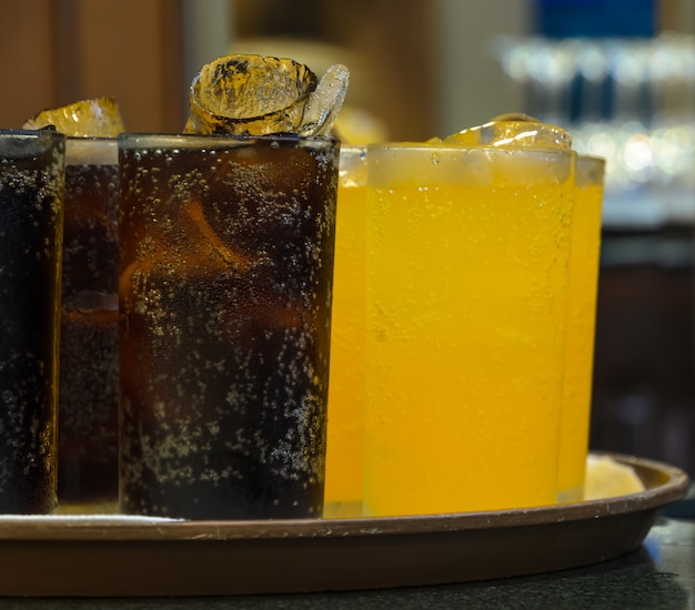 Vasos de refresco con hielo