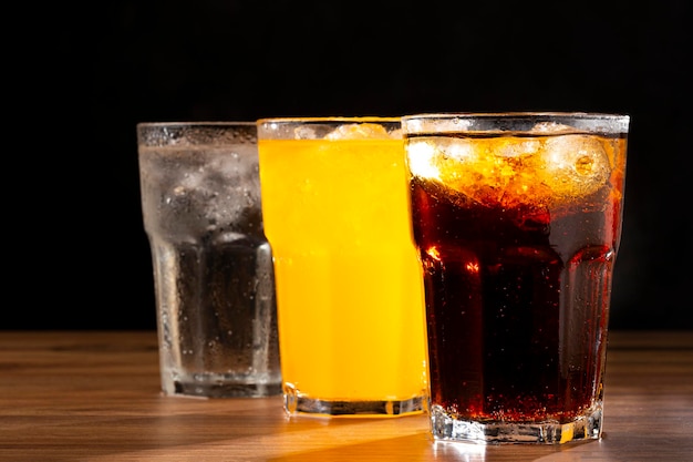 Vasos de refresco sabores naranja limón y cola